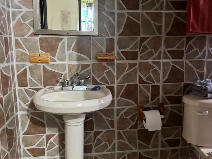 Baño de Casa de Huéspedes Microhotel con lavabo y espejo