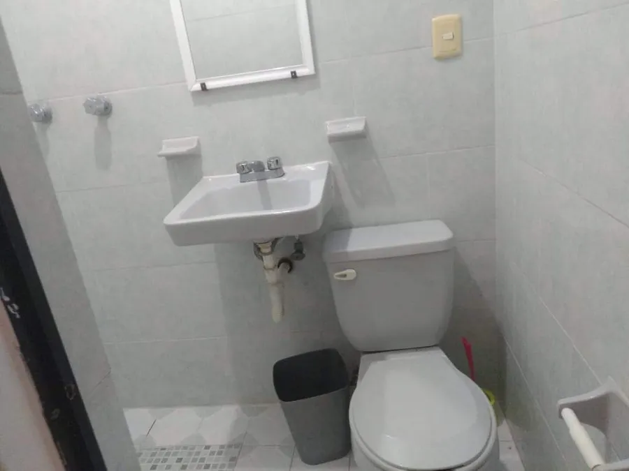 Baño de Hotel Luna con lavabo, espejo y regadera