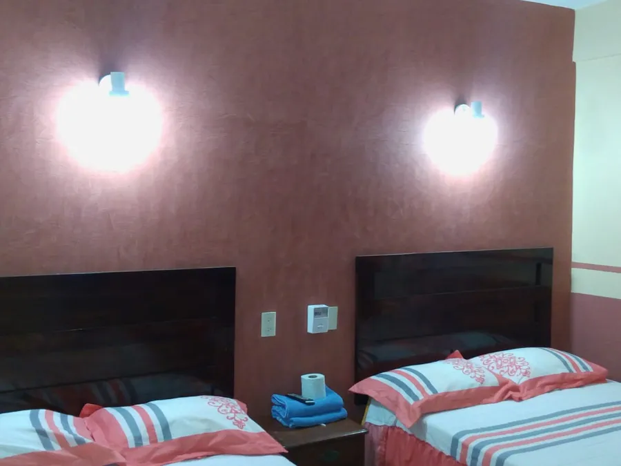 Habitación de Hotel El Pariente con dos camas individuales