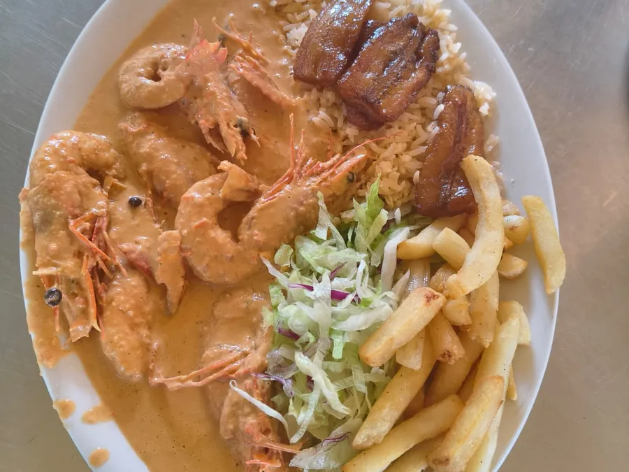 Camarones en salsa rosa con arroz y plátano frito de Restaurant Panchita
