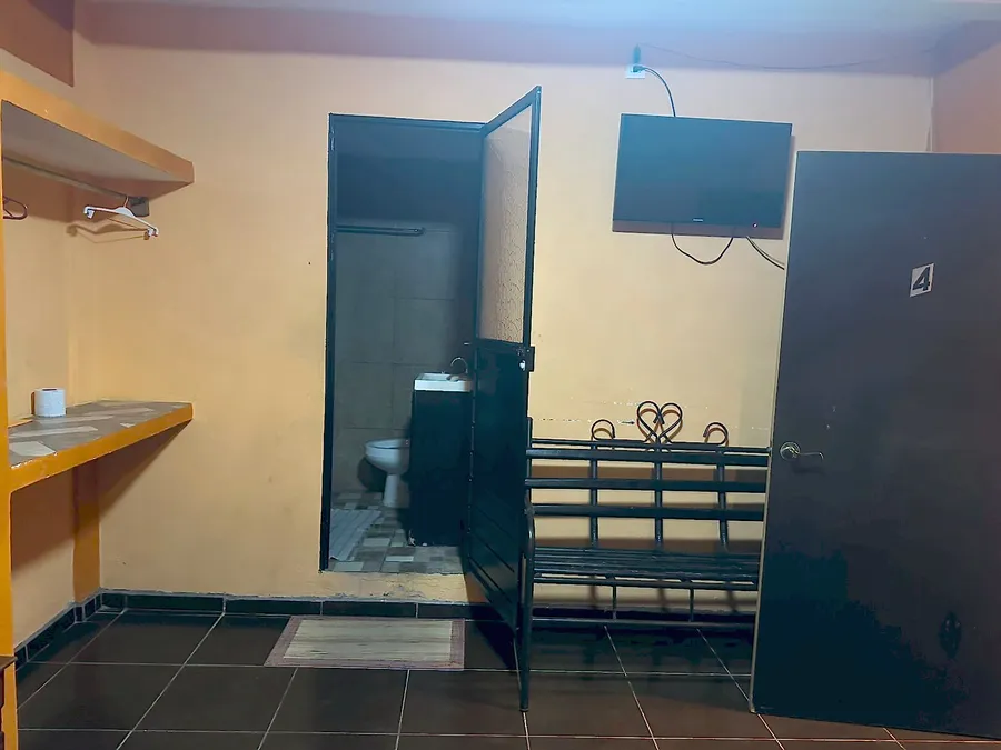 Habitación del Hotel Manglar con pantalla de televisión y baño propio