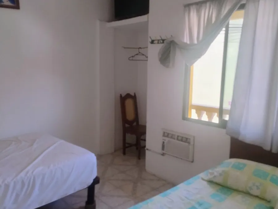 Habitación de Habitaciones Mary con dos camas, aire acondicionado y clóset