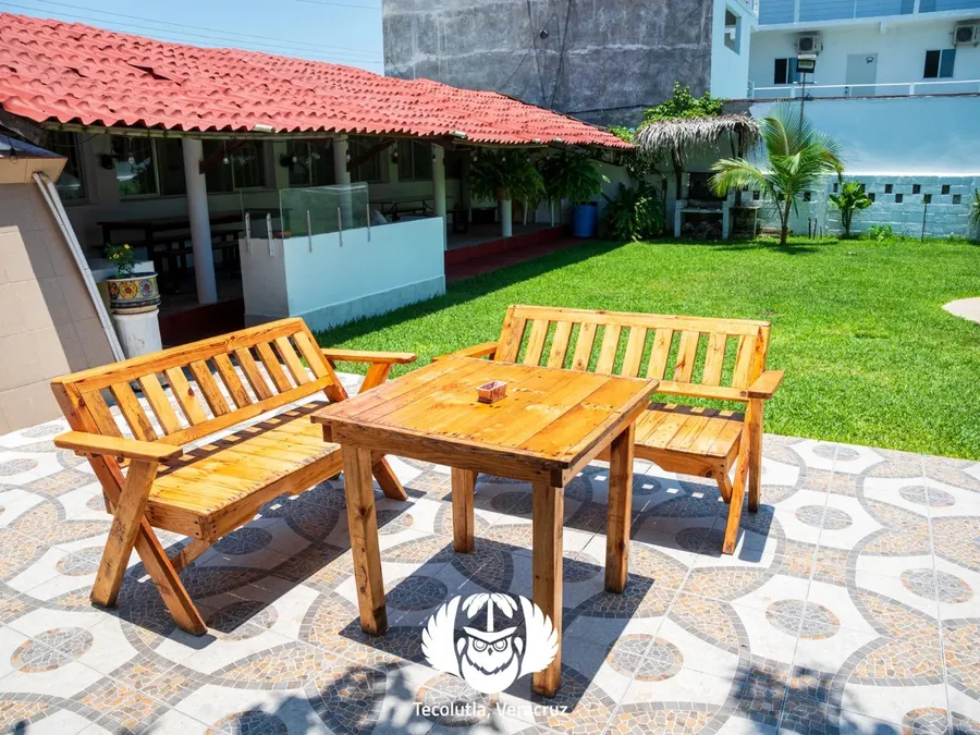 Mesa y bancas de madera en la terraza de Casa Vacacional Orquídeas