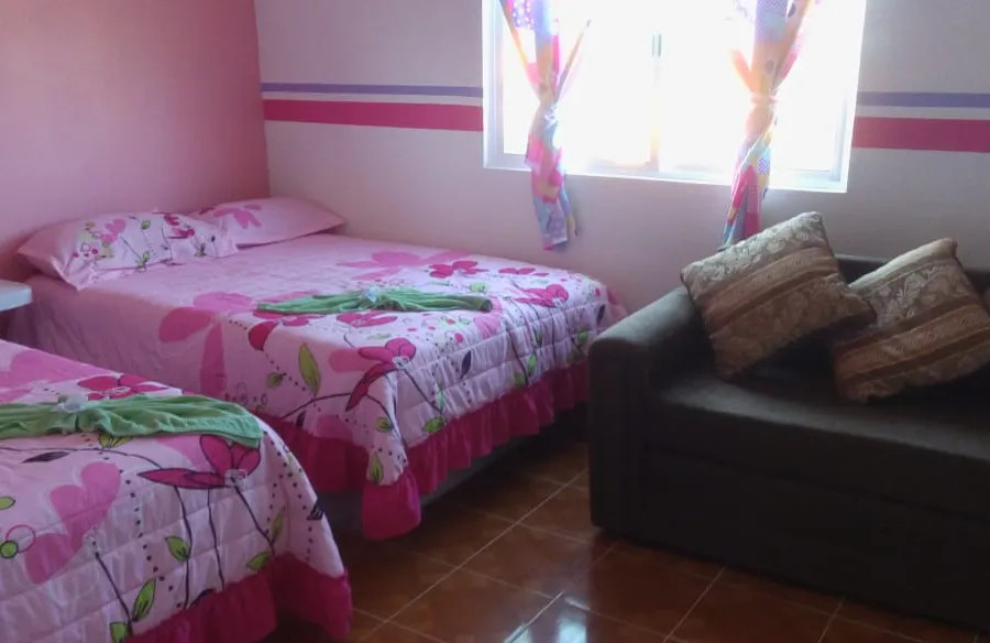 Habitación de Hotel El Pariente con sofá cama