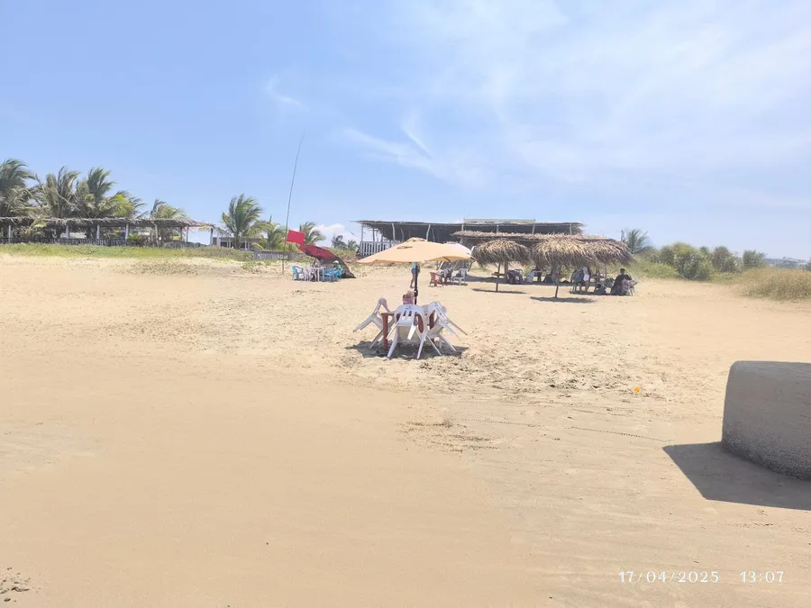 Playa de Tecolutla con palapas frente al Hotel LunAzul