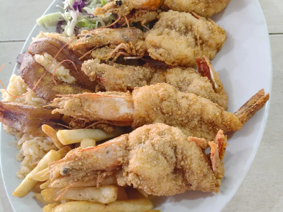 Camarones empanizados con arroz y papas de Restaurant Panchita