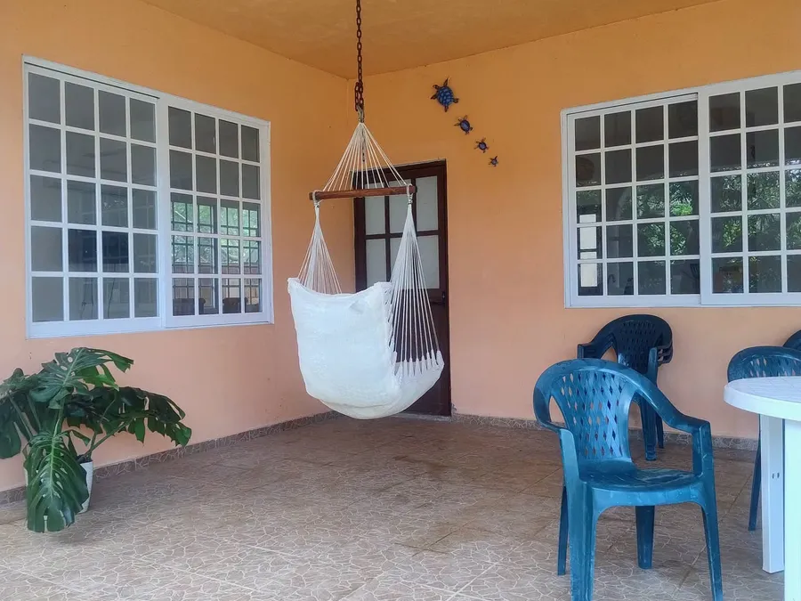 Terraza cubierta de Casa Ceci con hamaca colgante