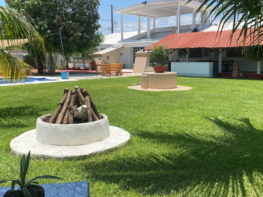Jardín amplio de Casa Vacacional Orquídeas con área de fogata y alberca