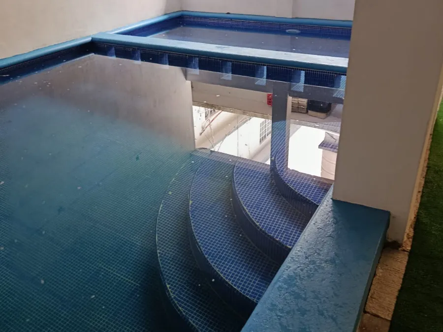 Escalones de acceso a la alberca de Hotel El Pariente