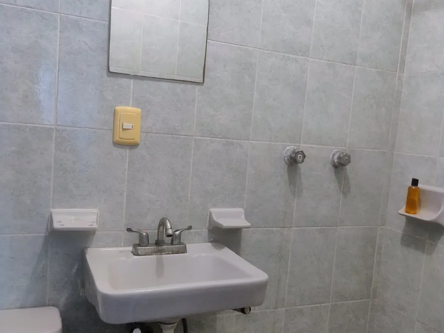 Baño de Habitaciones Mary con lavabo, espejo y regadera