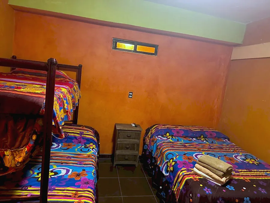 Habitación del Hotel Manglar con litera y cama, para grupos