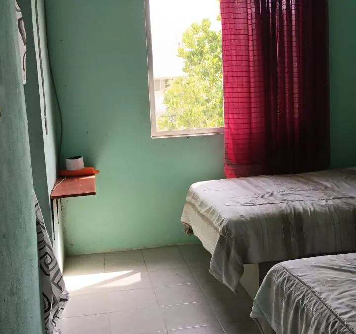 Habitación doble vista desde la puerta, con cortinas rojas, en Quinta Ruben's