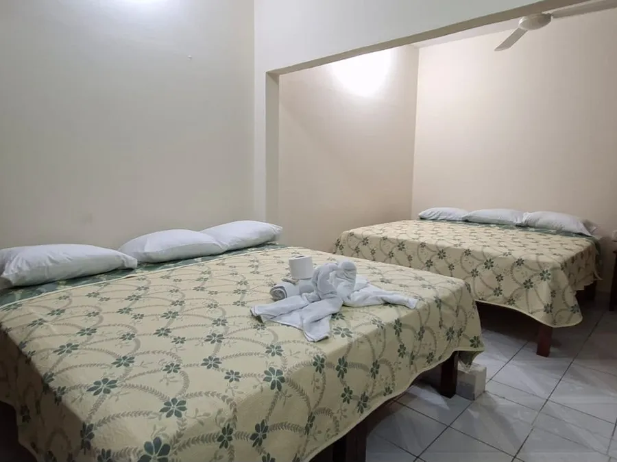 Habitación amplia de Casa Llanos en Tecolutla con dos camas matrimoniales