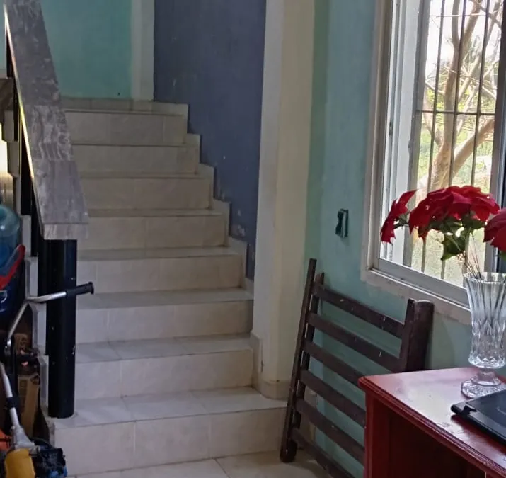 Escaleras interiores hacia las habitaciones de la planta alta en Quinta Ruben's
