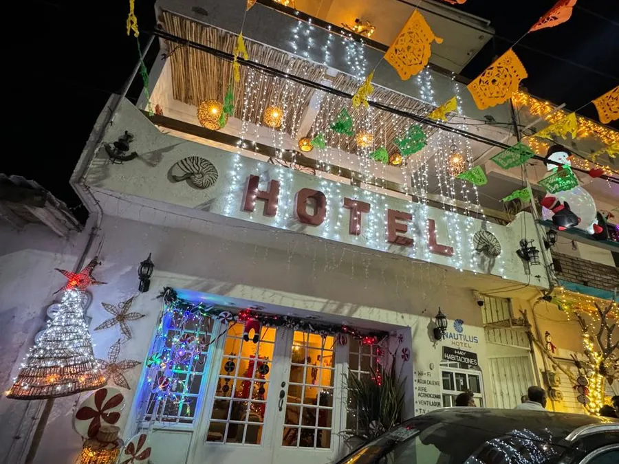Fachada nocturna iluminada de Hotel Nautilus en Tecolutla