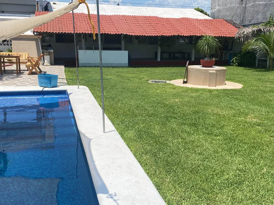 Alberca de Casa Vacacional Orquídeas con toldo sombreador y jardín