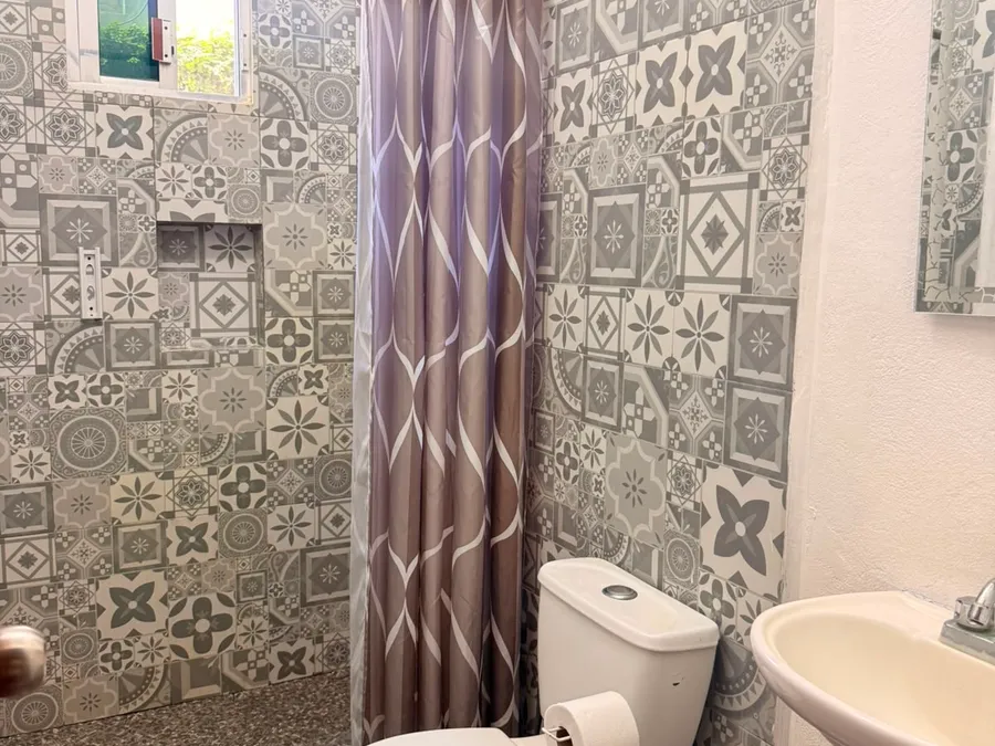 Baño completo con regadera de Casa Vía Mar en Tecolutla