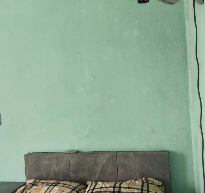 Cama matrimonial con ventilador de pared en Quinta Ruben's, Tecolutla