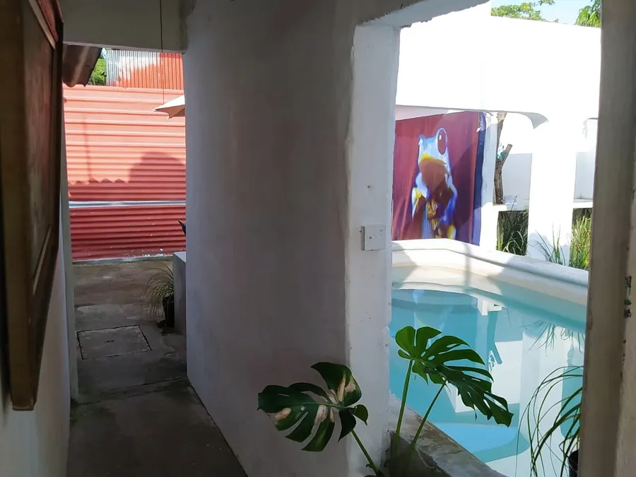 Pasillo de Casa Mandala con vista directa a la alberca