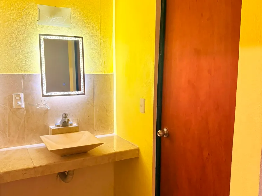 Tocador con espejo iluminado de Casa Vía Mar en Tecolutla