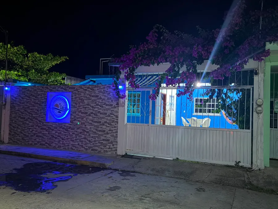 Fachada iluminada de noche de Casa Vía Mar en Tecolutla