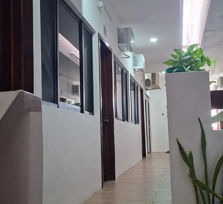 Pasillo de habitaciones de Casa Llanos en Tecolutla, con aire acondicionado en cada cuarto